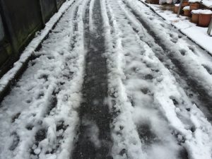 雪が降った後の道です。